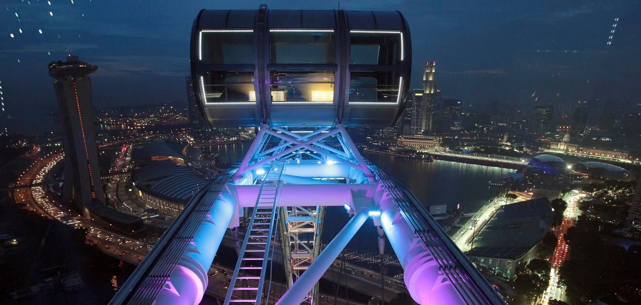 <p>El Singapore Flyer mide 165 metros de altura y desde él se puede ver Singapore, parte de Malasia e Indonesia. <strong>(FOTO: Archivo)</strong></p>

