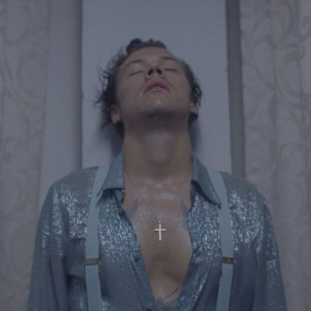 Harry Styles rompe el silencio y habla de su estilo de moda andrógino 