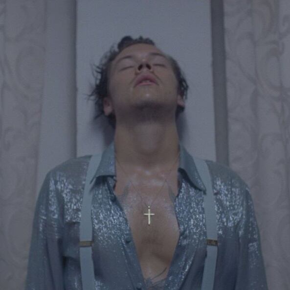 Harry Styles rompe el silencio y habla de su estilo de moda andrógino 