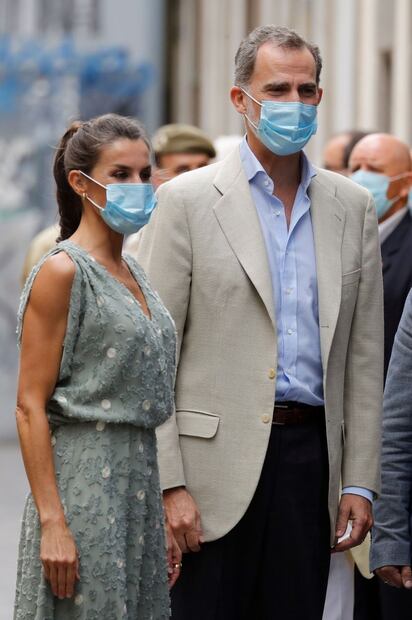 La reina Letizia impacta en su viaje a Canarias con vestido 'low cost'