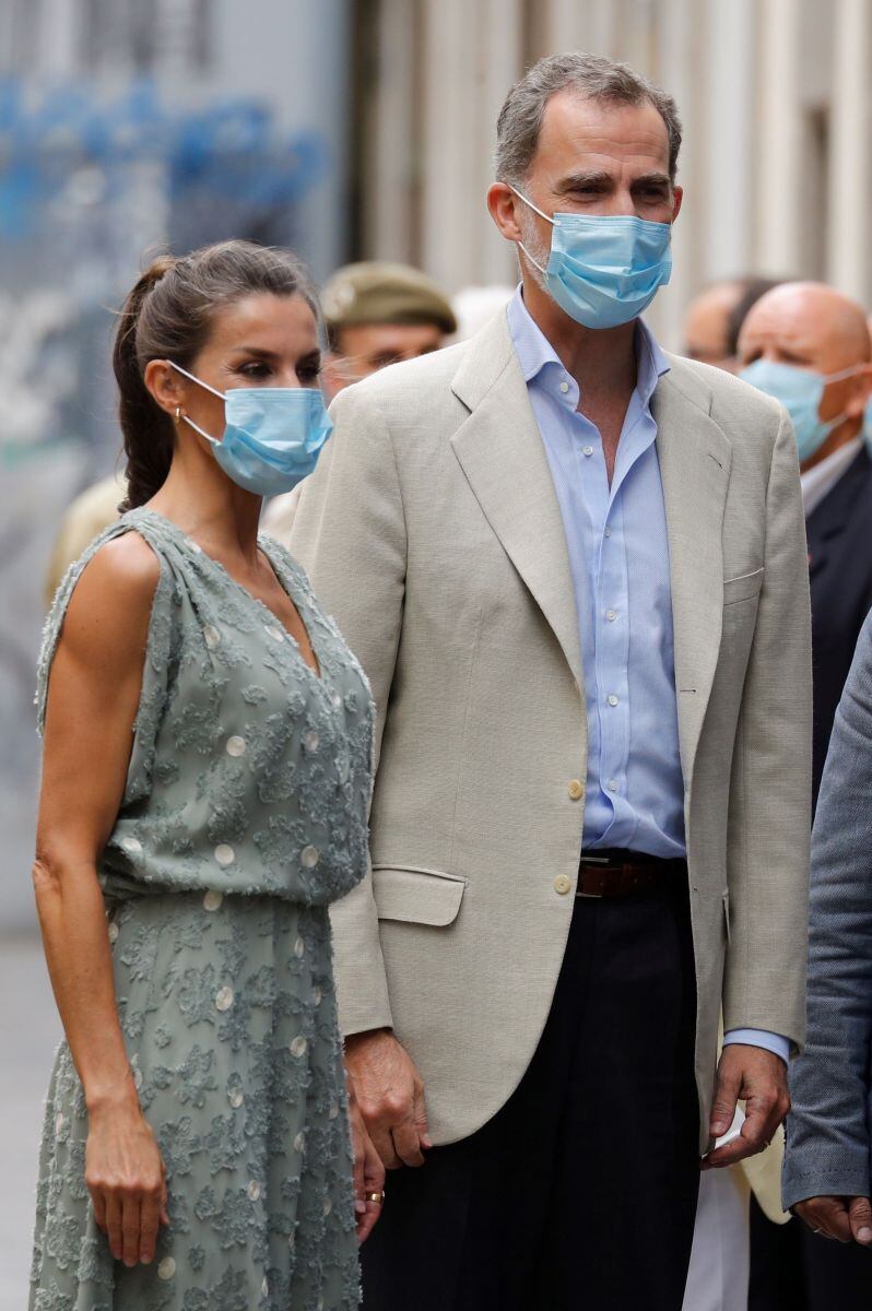 La reina Letizia impacta en su viaje a Canarias con vestido 'low cost'