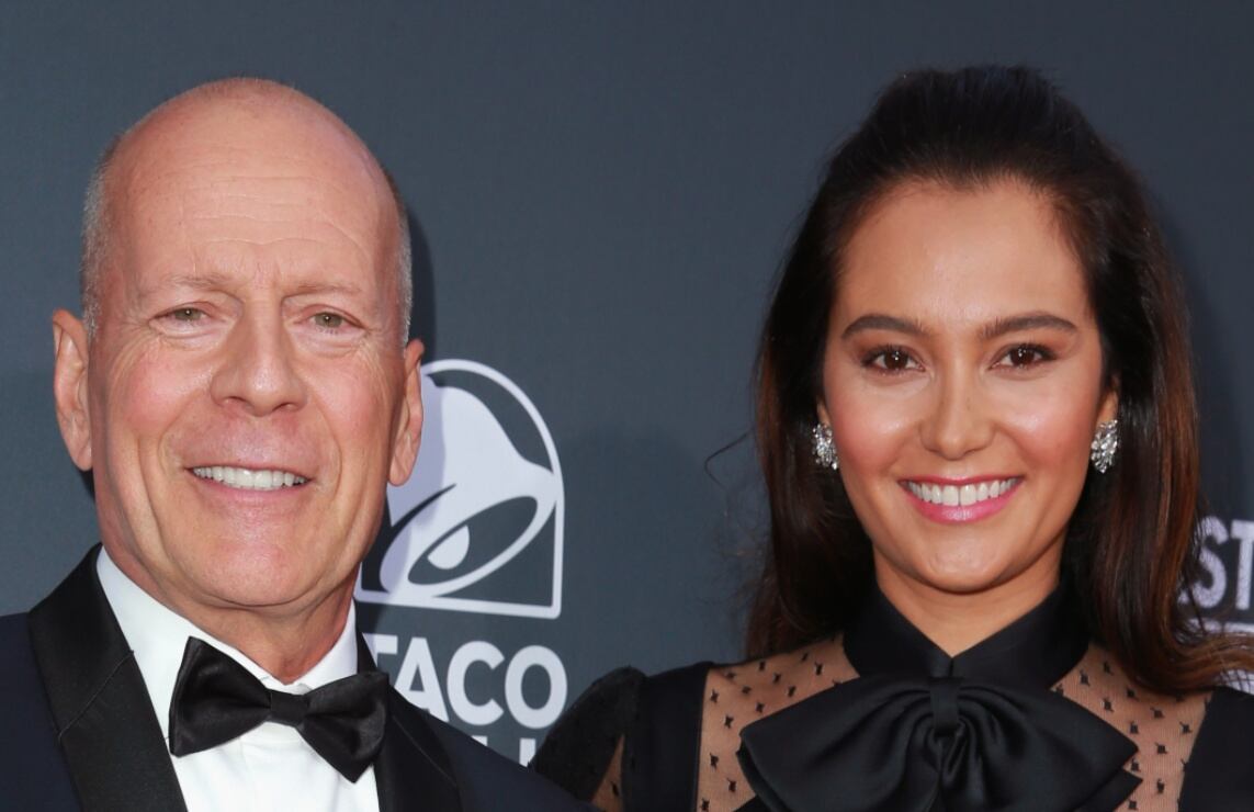 Esposa de Bruce Willis confiesa estar 'completamente enamorada' del actor con conmovedor video
