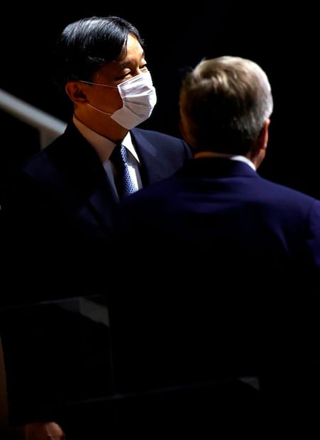 Naruhito de Japón recibe a Emmanuel Macron antes de pasarle el testigo olímpico