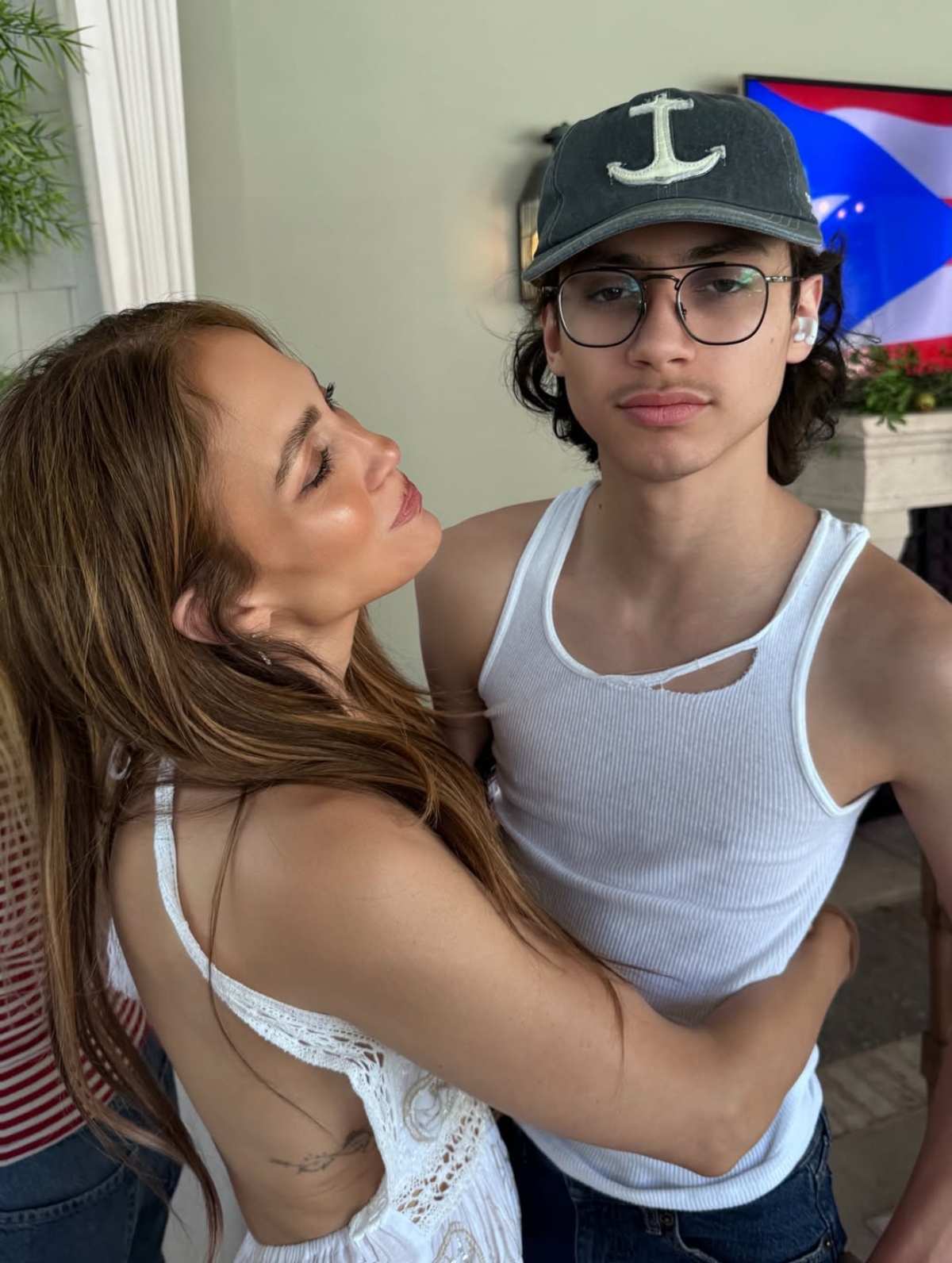 Jennifer Lopez junto a su hijo Max / Foto: Instagram