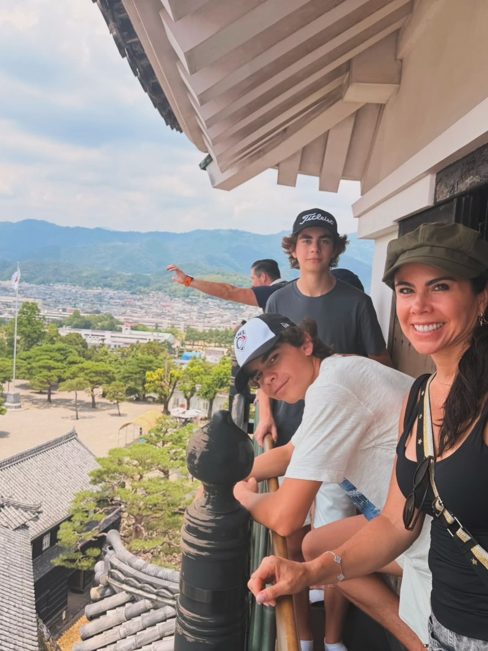Paola Rojas con sus hijos Paulo y Leonardo. (Foto: Instagram)
