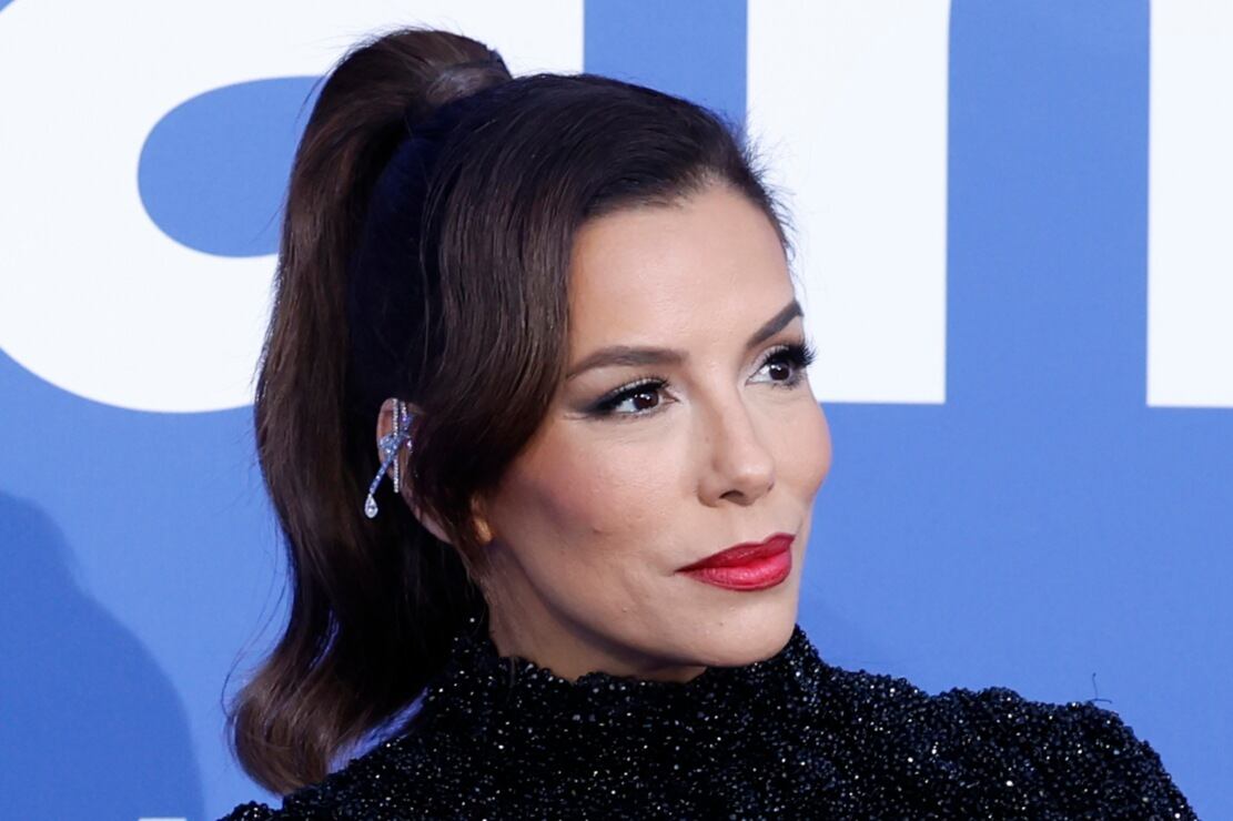Eva Longoria, misteriosa y sensual con body negro y transparencias