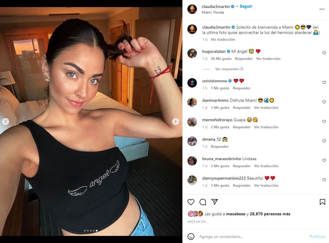 Claudia Martín explota su sensualidad off shoulder con una mini blusa ajustada