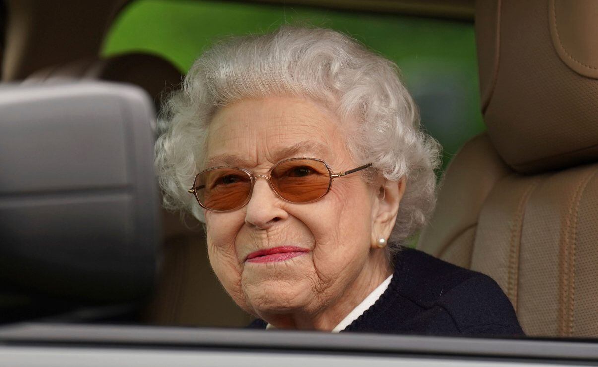 La reina Isabel II reaparece sonriente en un evento especial pese a problemas de movilidad