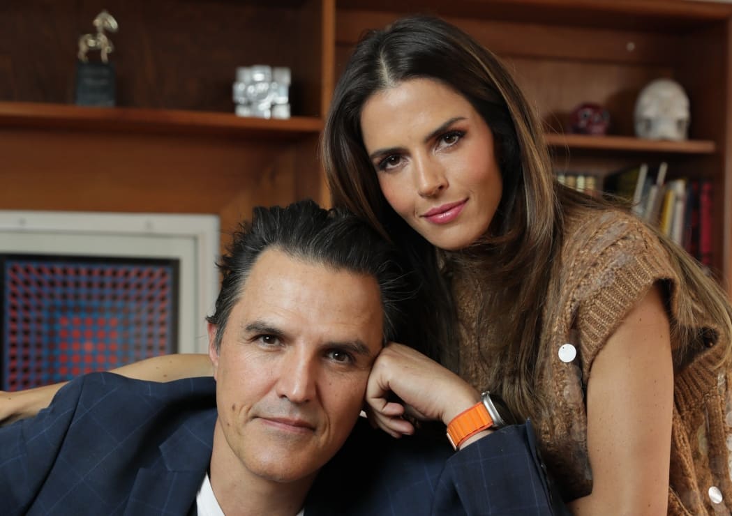 Claudia Álvarez y Billy Rovzar celebran su octavo aniversario de bodas con Clase