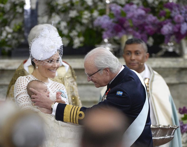 Bautizan al príncipe Oscar de Suecia