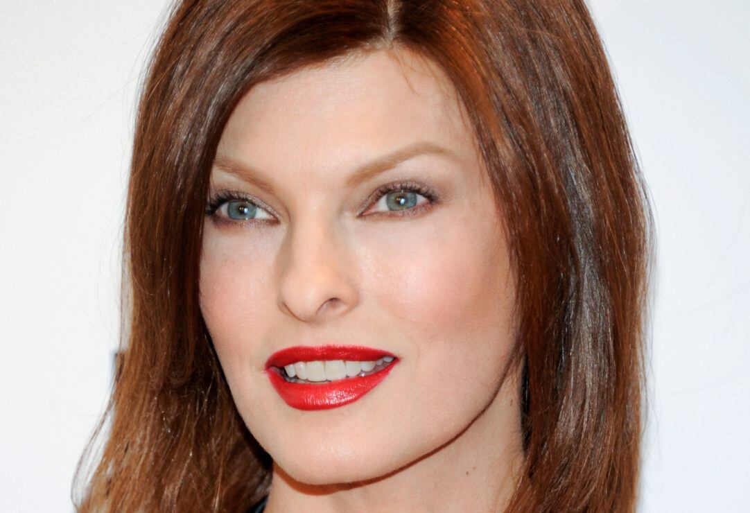 Linda Evangelista presenta millonaria demanda contra empresa que la dejó "desfigurada"