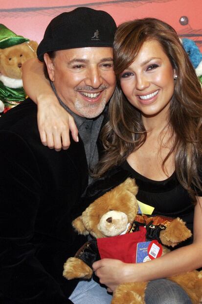 Video: Mira lo consentida que está Thalía por Tommy Mottola 