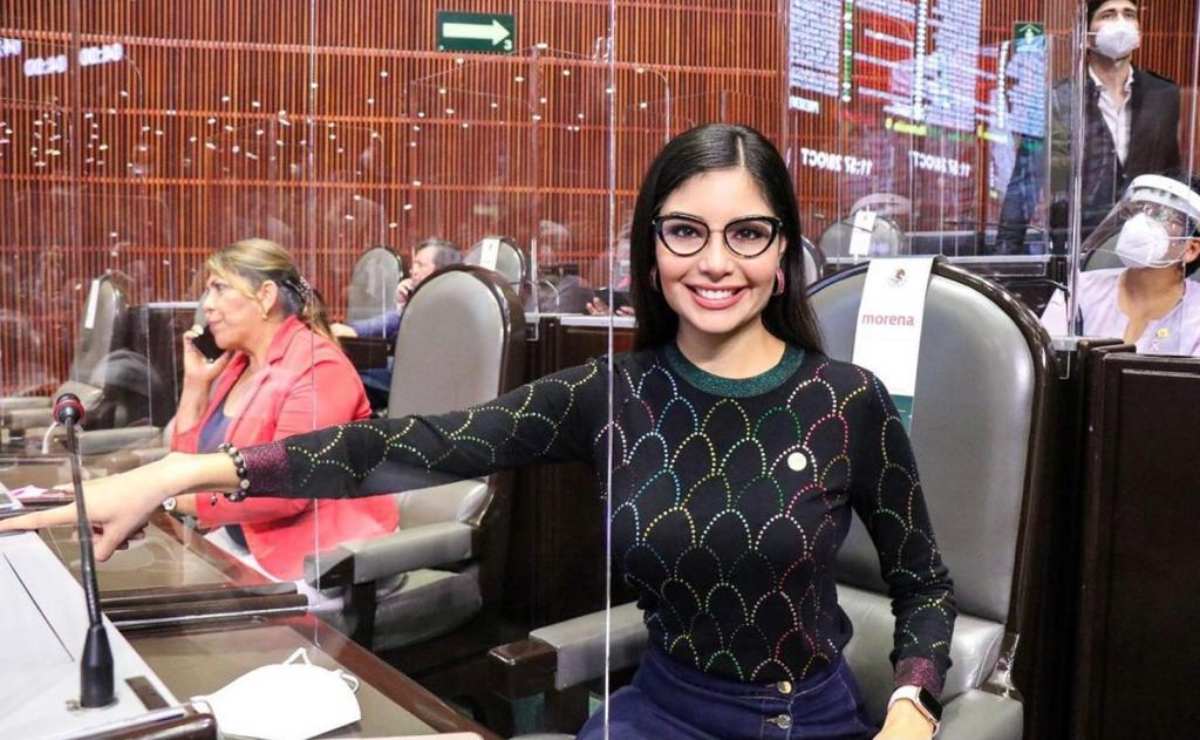 La diputada Geraldine Ponce comparte sexy foto y sin blusa