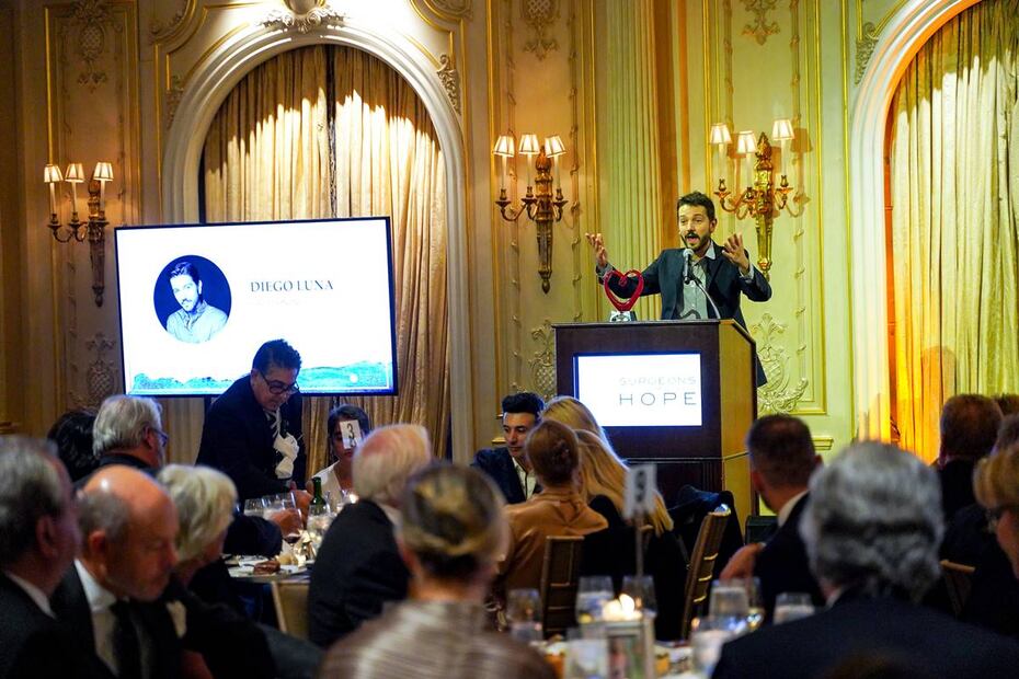 Diego Luna y Marina de Tavira juntos en Nueva York en una cena de caridad 