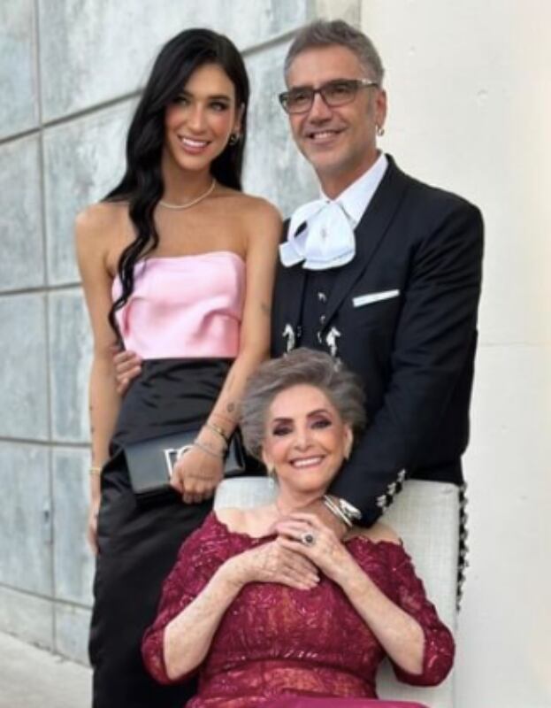 Alejandro Fernández y su novia Karla Laveaga con Doña Cuquita, viuda de Vicente Fernández / Instagram: @alexoficial 