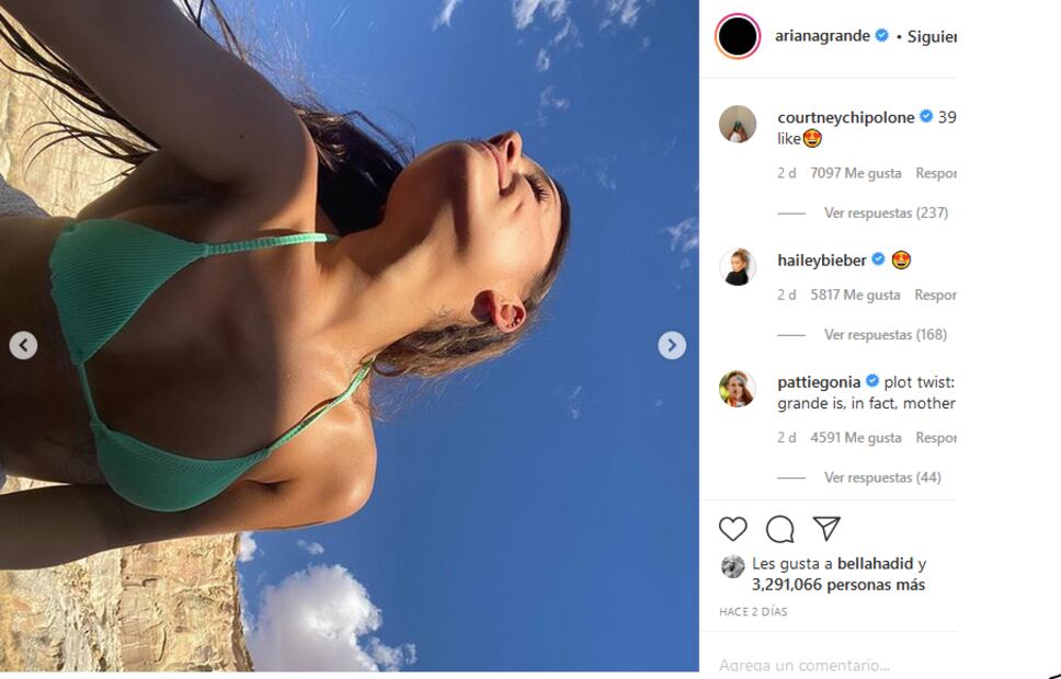 Ariana Grande sorprende en bikini en el desierto 