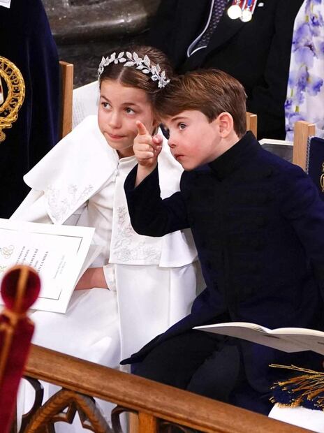 Los bostezos y más caras graciosas del príncipe Louis en la coronación de Carlos III