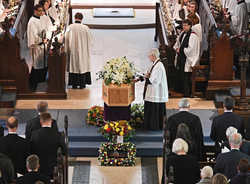 Dan último adiós a Stephen Hawking en Cambridge