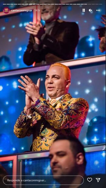 Cristian Castro sorprende con extravagante traje Dolce & Gabbana y pelo naranja