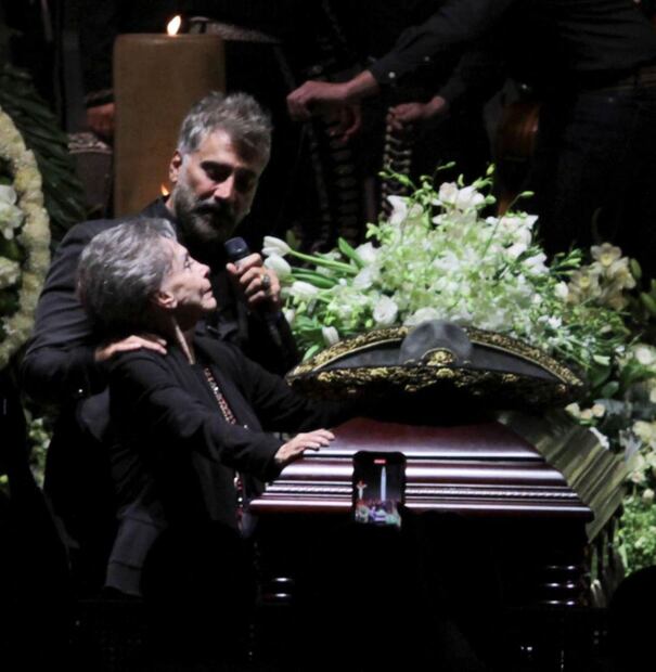 Doña Cuquita, viuda de Vicente Fernández, toma imprevista decisión