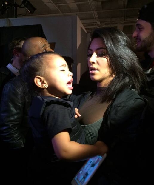 Kanye West y Kim Kardashian comparten paternidad ¡pero no se hablan!