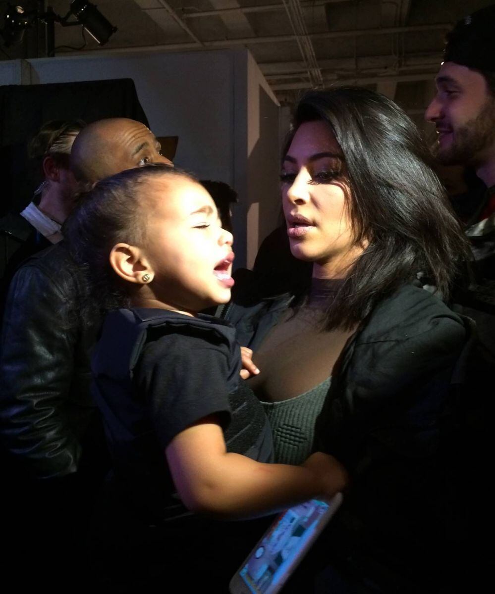 Kanye West y Kim Kardashian comparten paternidad ¡pero no se hablan!
