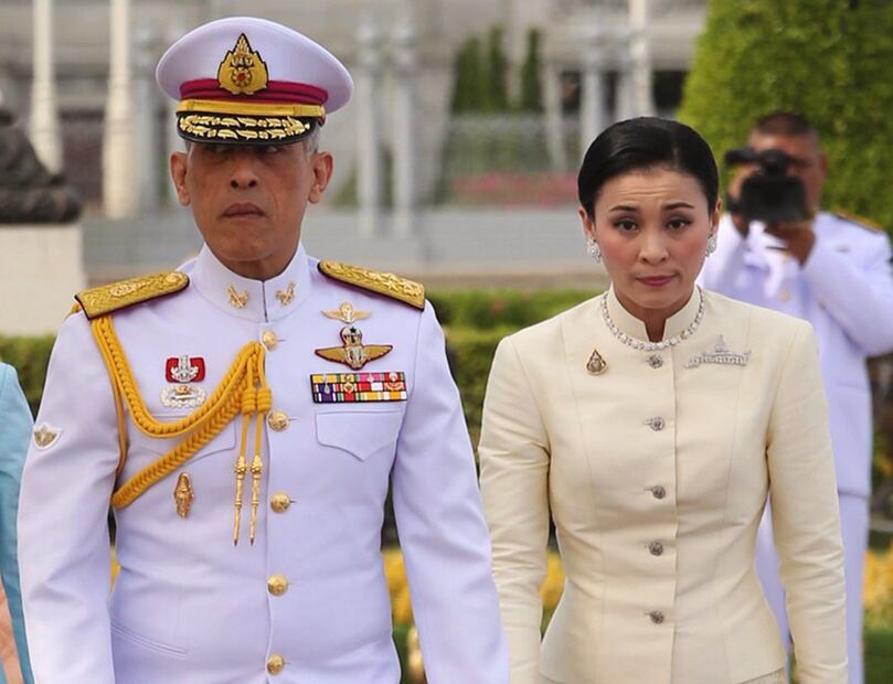 La polémica boda del rey de Tailandia y su guardaespaldas 