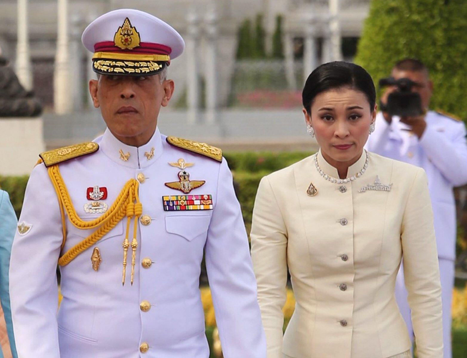 La polémica boda del rey de Tailandia y su guardaespaldas 