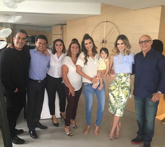 Jacky Bracamontes festeja el 'sip & see'  de su hija Renata