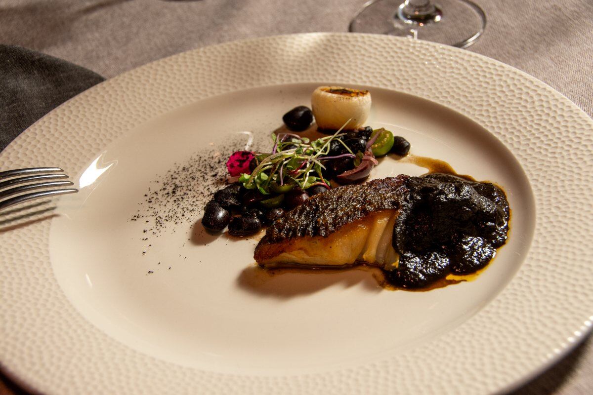 Bacalao con mole vasco, ensalada de aceitunas, frijolón, tomate milpa y limón eureka, de José Manuel Baños. (Foto: Especial)