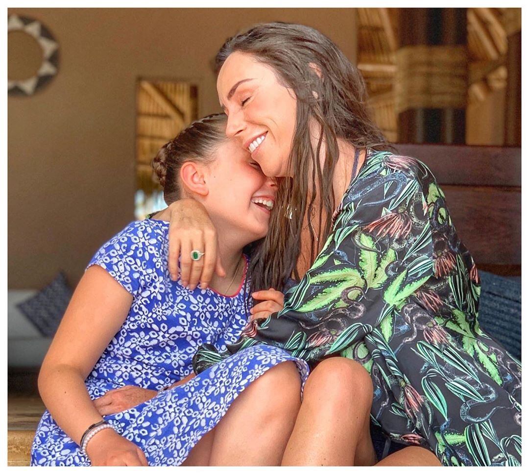 Inés Gómez Mont se ríe de rumores y disfruta las vacaciones, sin maquillaje, al lado de su numerosa familia