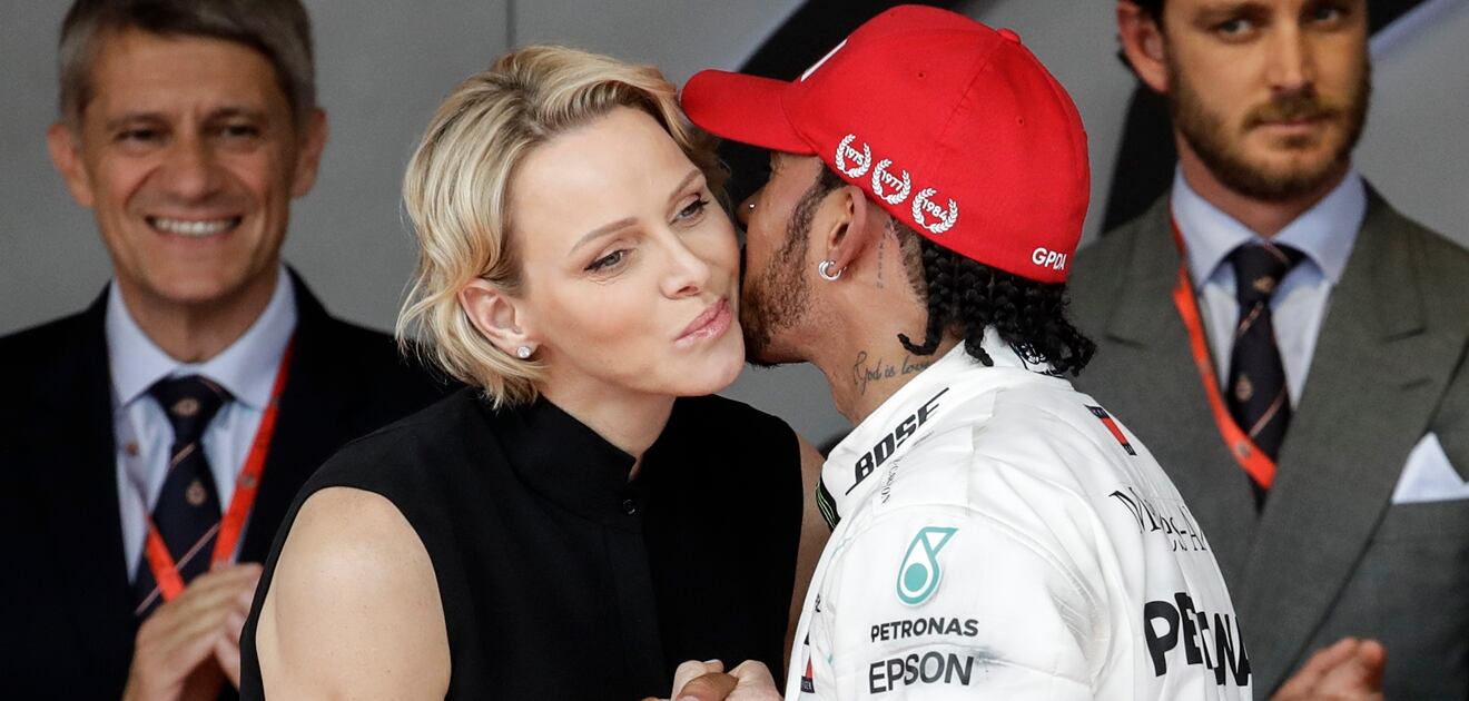 El príncipe Alberto y la princesa Charlene felicitan a Lewis Hamilton en el GP de Mónaco