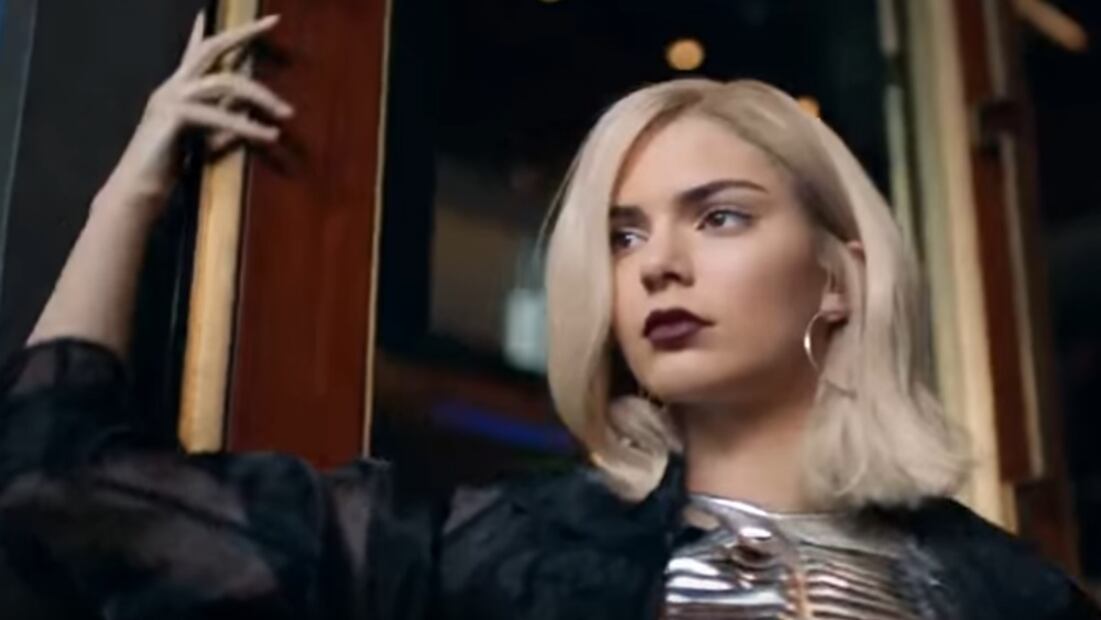 Kendall Jenner se vuelve rubia para comercial