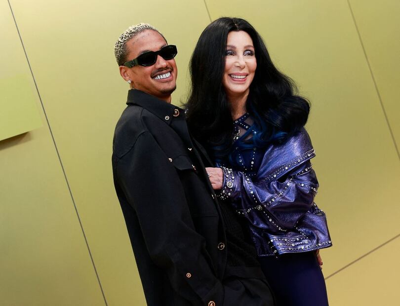 Cher y su novio comparten apasionado beso en evento de Versace