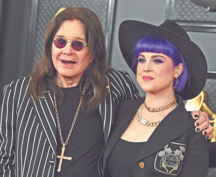 El rockero Ozzy Osbourne y su hija Kelly en la edición 62 de los premios Grammy en enero de 2020 / AP