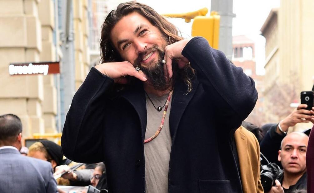 Jason Momoa deja nada a la imaginación mientras se va de pesca con sus amigos