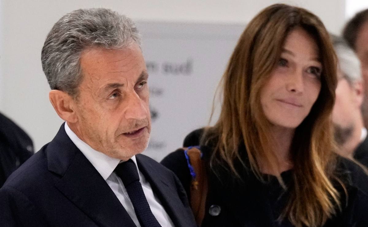 Nicolas Sarkozy y Carla Bruni tas salir del tribunal francés / Foto: Yoan Valat- EFE