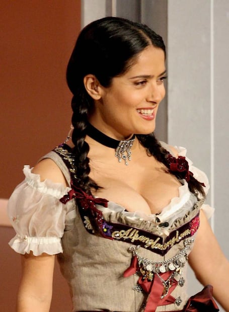 Salma Hayek cumple 54 y lo celebramos con sus escotes más icónicos