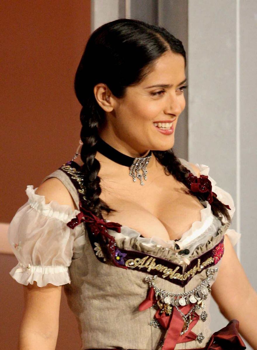 Salma Hayek cumple 54 y lo celebramos con sus escotes más icónicos