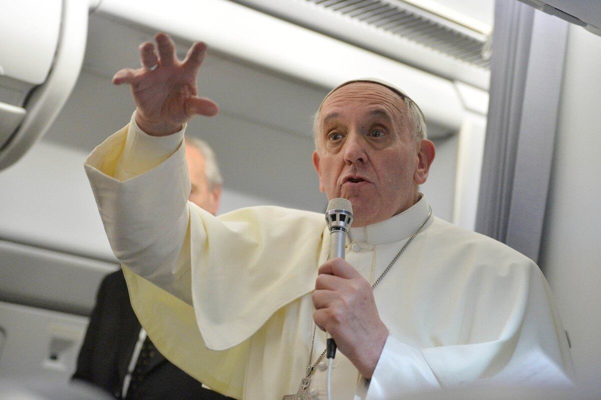 Hospitalizan al papa Francisco por infección respiratoria 