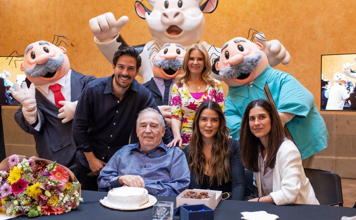 Víctor González, Dr. Simi, festeja su cumpleaños con recorrido especial por su museo