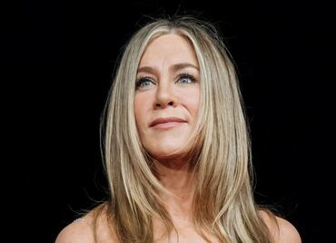 Jennifer Aniston se roba las miradas en un ajustado vestido dorado de tirantes