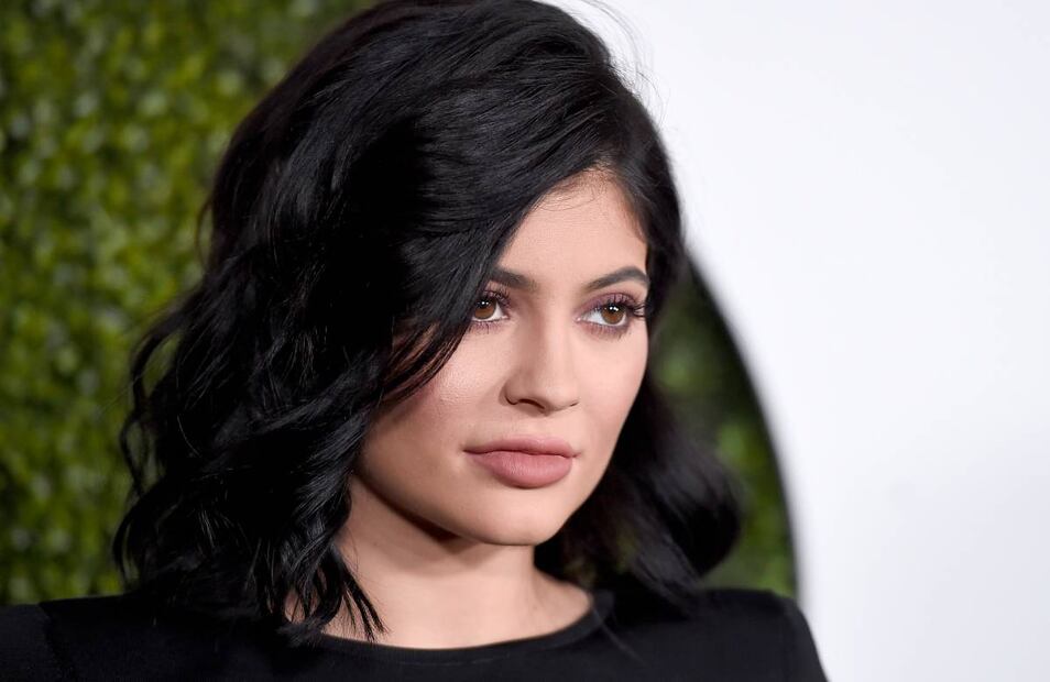 Kylie Jenner, con ajustado vestido negro, se mueve al ritmo de la cumbia