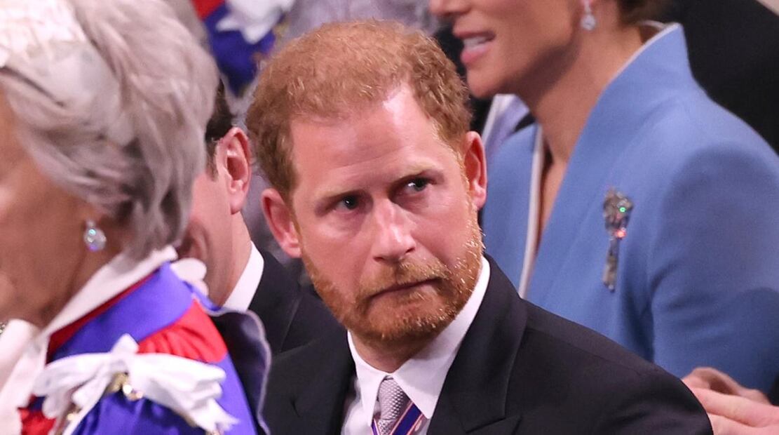 Las miradas severas de Harry al príncipe William en la coronación de su padre