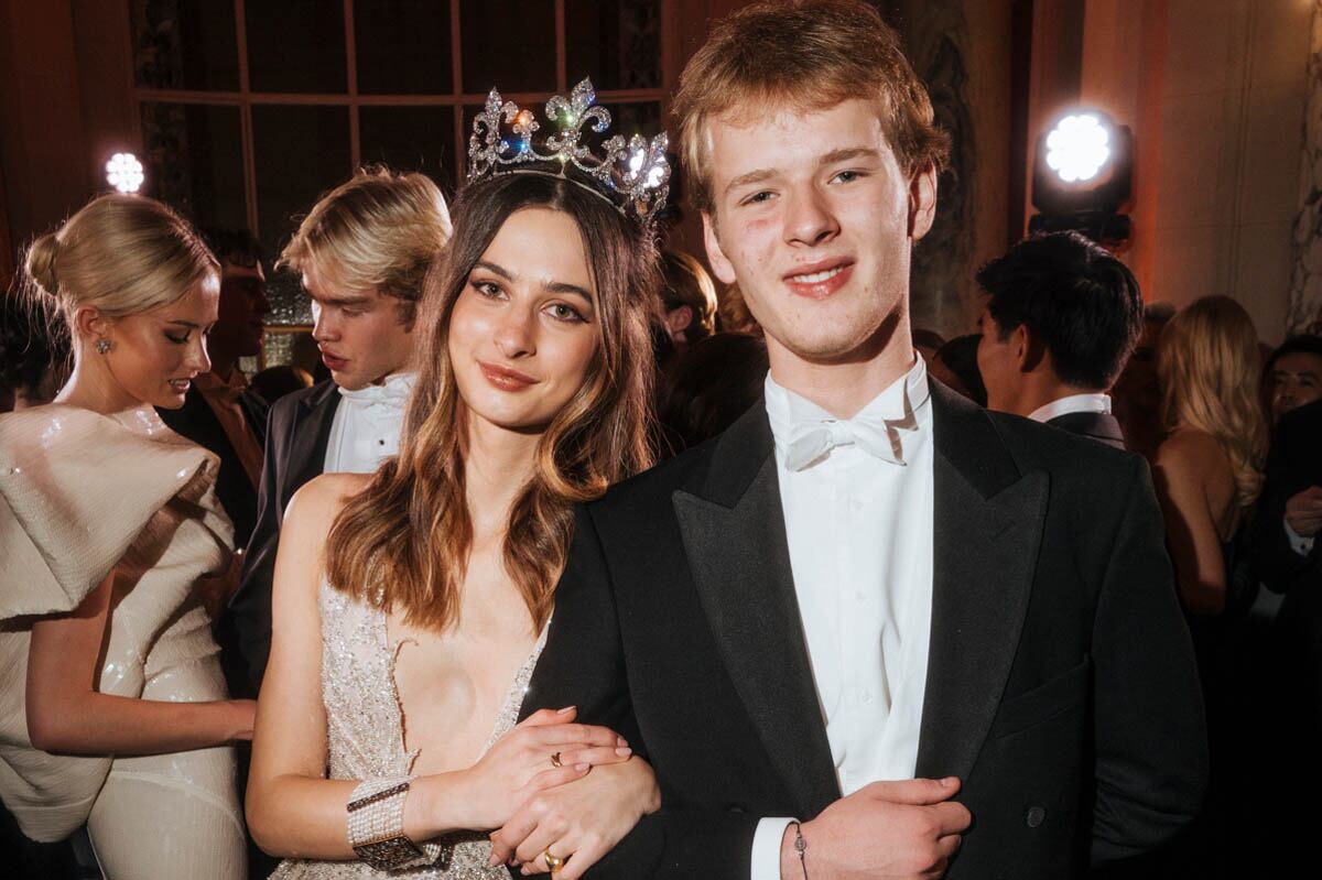 La princesa Eulalia de Orléans Borbón, vestida por Tony Ward Couture, y su cavalier, Albert Windsor. (Foto: Daniel Paik)