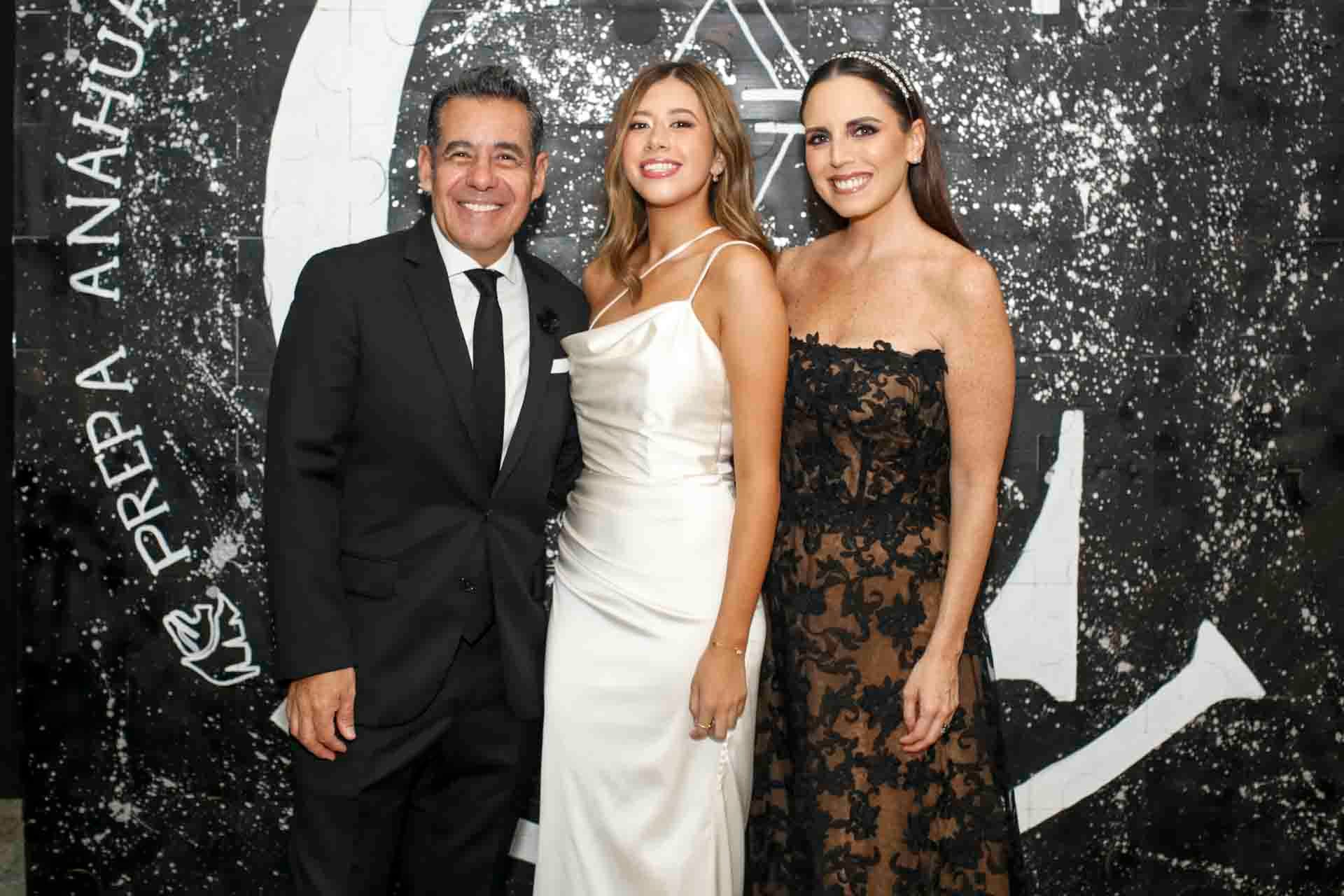 Yordi y Regina Rosado con Melissa Mochulske. (Foto: Esteban Torreblanca)