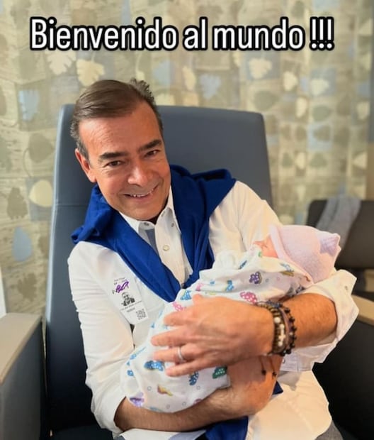 La alegría de Toño Mauri al posar con Pablo, su segundo nieto / Foto: Instagram