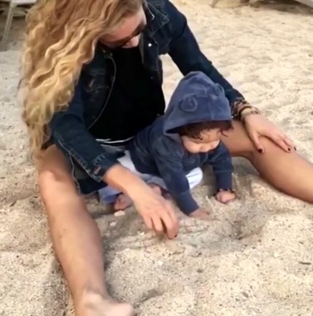 Los primeros pasos de Eros, hijo de Paulina Rubio y Gerardo Bazúa 