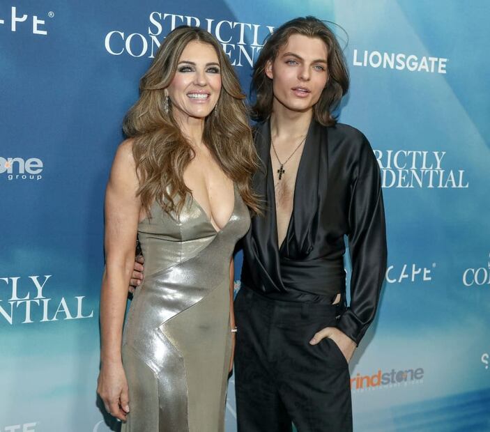 Elizabeth Hurley con su hijo Damian en el estreno de la película 'Strictly Confidential' / AP
