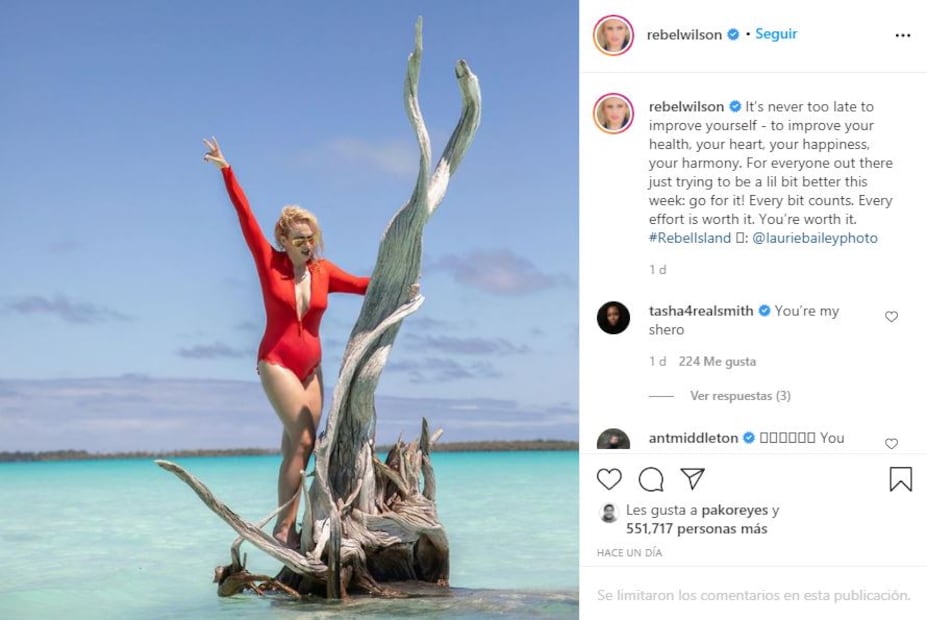 Rebel Wilson comparte un mensaje de aliento y posa en traje de baño